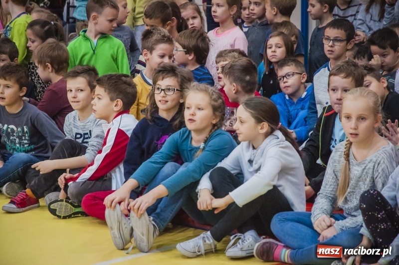 Zdjęcie w galerii na portalu naszraciborz.pl: Integracja, nie segregacja. Międzynarodowy Dzień Osób Niepełnosprawnych w SP1 wiadomości z regionu