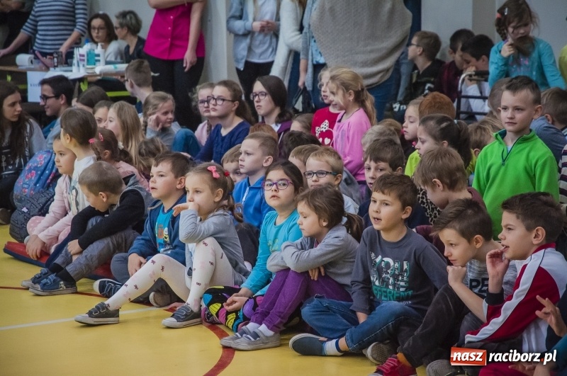 Zdjęcie w galerii na portalu naszraciborz.pl: Integracja, nie segregacja. Międzynarodowy Dzień Osób Niepełnosprawnych w SP1 wiadomości z regionu