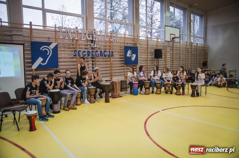 Zdjęcie w galerii na portalu naszraciborz.pl: Integracja, nie segregacja. Międzynarodowy Dzień Osób Niepełnosprawnych w SP1 wiadomości z regionu