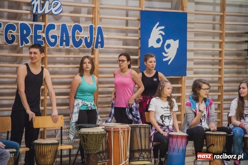Zdjęcie w galerii na portalu naszraciborz.pl: Integracja, nie segregacja. Międzynarodowy Dzień Osób Niepełnosprawnych w SP1 wiadomości z regionu