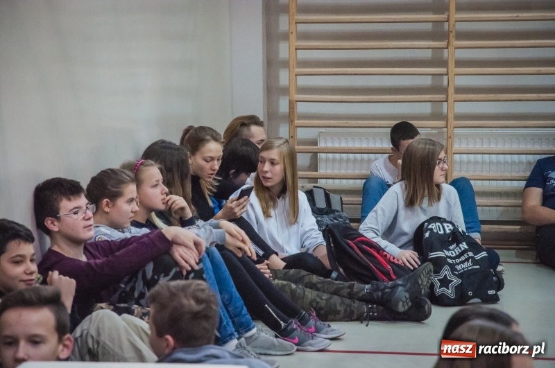 Zdjęcie w galerii na portalu naszraciborz.pl: Integracja, nie segregacja. Międzynarodowy Dzień Osób Niepełnosprawnych w SP1 wiadomości z regionu