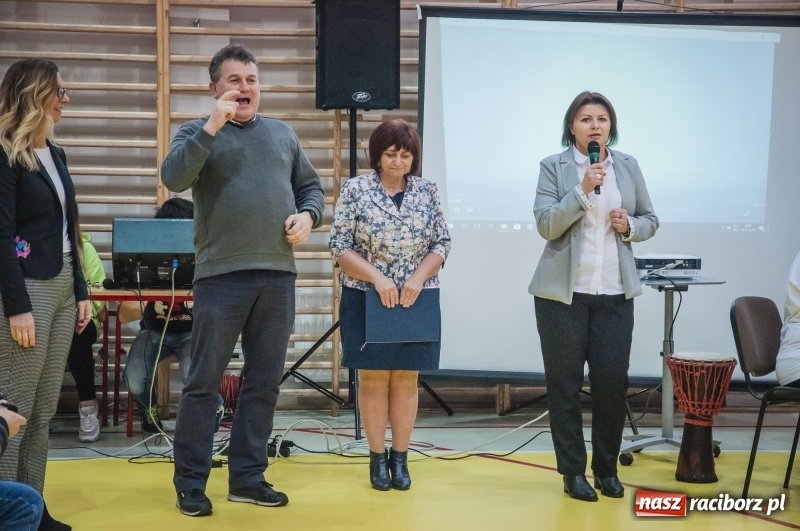 Zdjęcie w galerii na portalu naszraciborz.pl: Integracja, nie segregacja. Międzynarodowy Dzień Osób Niepełnosprawnych w SP1 wiadomości z regionu