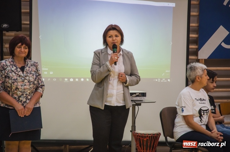 Zdjęcie w galerii na portalu naszraciborz.pl: Integracja, nie segregacja. Międzynarodowy Dzień Osób Niepełnosprawnych w SP1 wiadomości z regionu