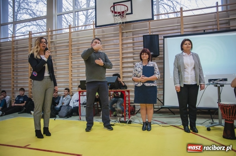 Zdjęcie w galerii na portalu naszraciborz.pl: Integracja, nie segregacja. Międzynarodowy Dzień Osób Niepełnosprawnych w SP1 wiadomości z regionu