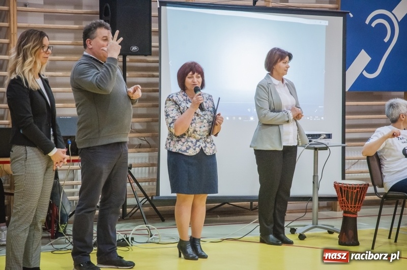 Zdjęcie w galerii na portalu naszraciborz.pl: Integracja, nie segregacja. Międzynarodowy Dzień Osób Niepełnosprawnych w SP1 wiadomości z regionu