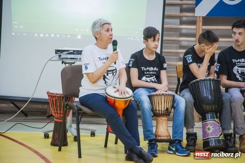 Zdjęcie w galerii na portalu naszraciborz.pl: Integracja, nie segregacja. Międzynarodowy Dzień Osób Niepełnosprawnych w SP1 wiadomości z regionu