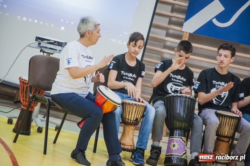 Zdjęcie w galerii na portalu naszraciborz.pl: Integracja, nie segregacja. Międzynarodowy Dzień Osób Niepełnosprawnych w SP1 wiadomości z regionu