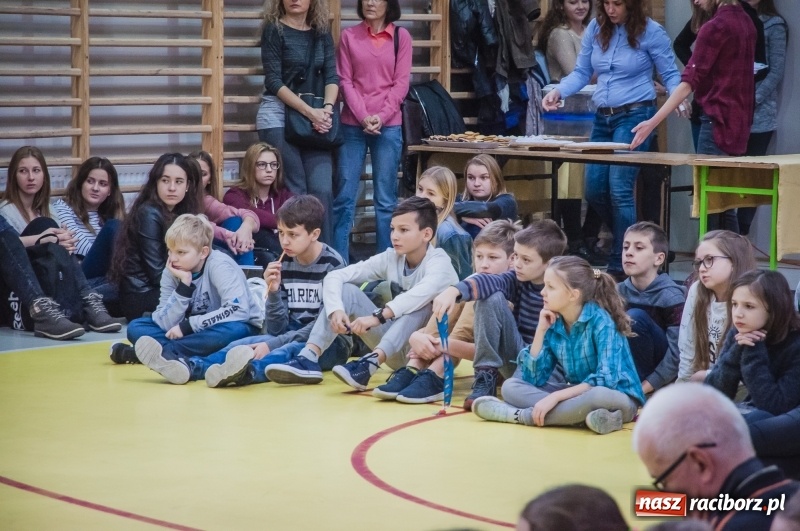 Zdjęcie w galerii na portalu naszraciborz.pl: Integracja, nie segregacja. Międzynarodowy Dzień Osób Niepełnosprawnych w SP1 wiadomości z regionu