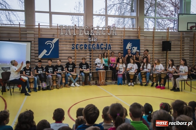 Zdjęcie w galerii na portalu naszraciborz.pl: Integracja, nie segregacja. Międzynarodowy Dzień Osób Niepełnosprawnych w SP1 wiadomości z regionu