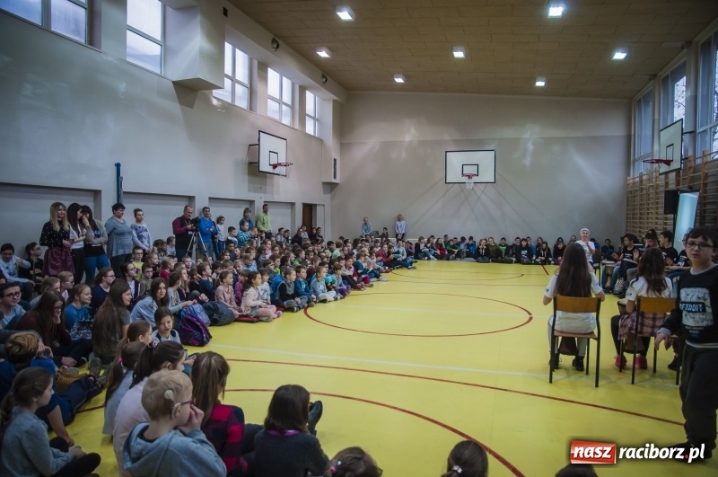 Zdjęcie w galerii na portalu naszraciborz.pl: Integracja, nie segregacja. Międzynarodowy Dzień Osób Niepełnosprawnych w SP1 wiadomości z regionu