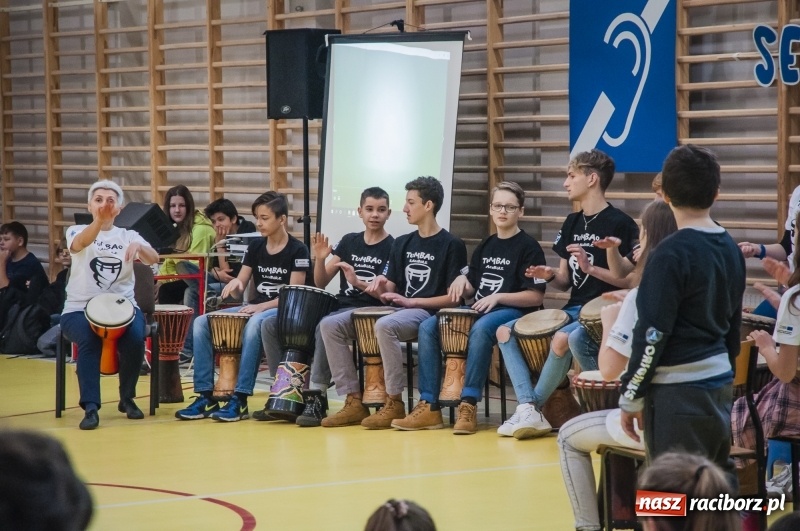 Zdjęcie w galerii na portalu naszraciborz.pl: Integracja, nie segregacja. Międzynarodowy Dzień Osób Niepełnosprawnych w SP1 wiadomości z regionu