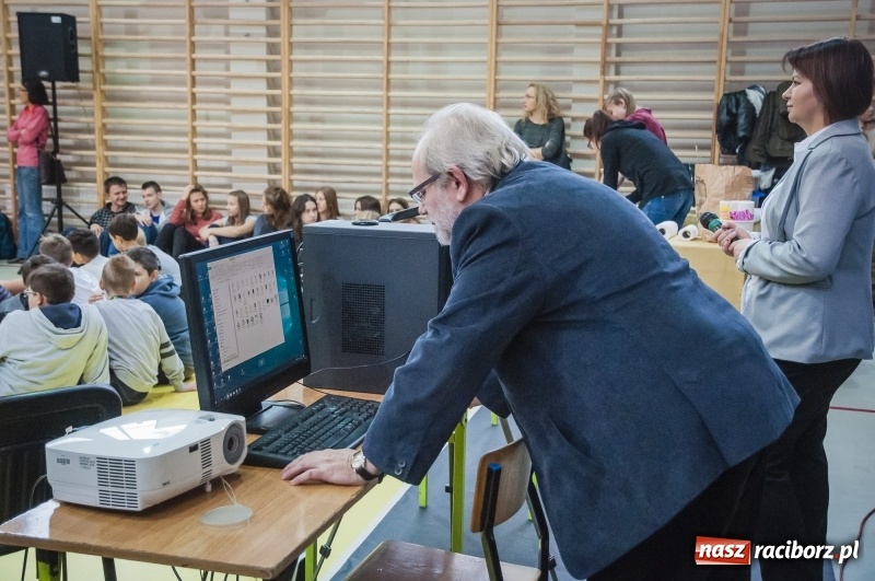 Zdjęcie w galerii na portalu naszraciborz.pl: Integracja, nie segregacja. Międzynarodowy Dzień Osób Niepełnosprawnych w SP1 wiadomości z regionu