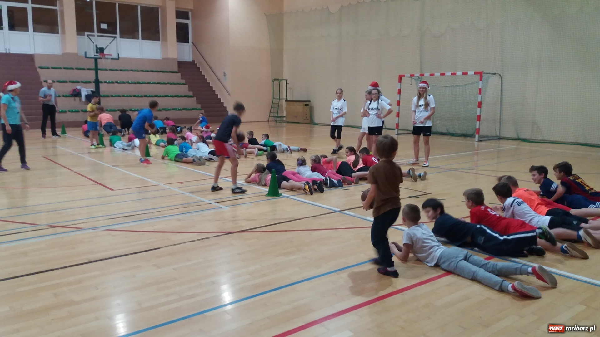 Zdjęcie w galerii na portalu naszraciborz.pl: Do Rudnika zawitał sportowy Mikołaj wiadomości z regionu