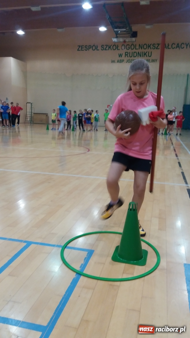 Zdjęcie w galerii na portalu naszraciborz.pl: Do Rudnika zawitał sportowy Mikołaj wiadomości z regionu