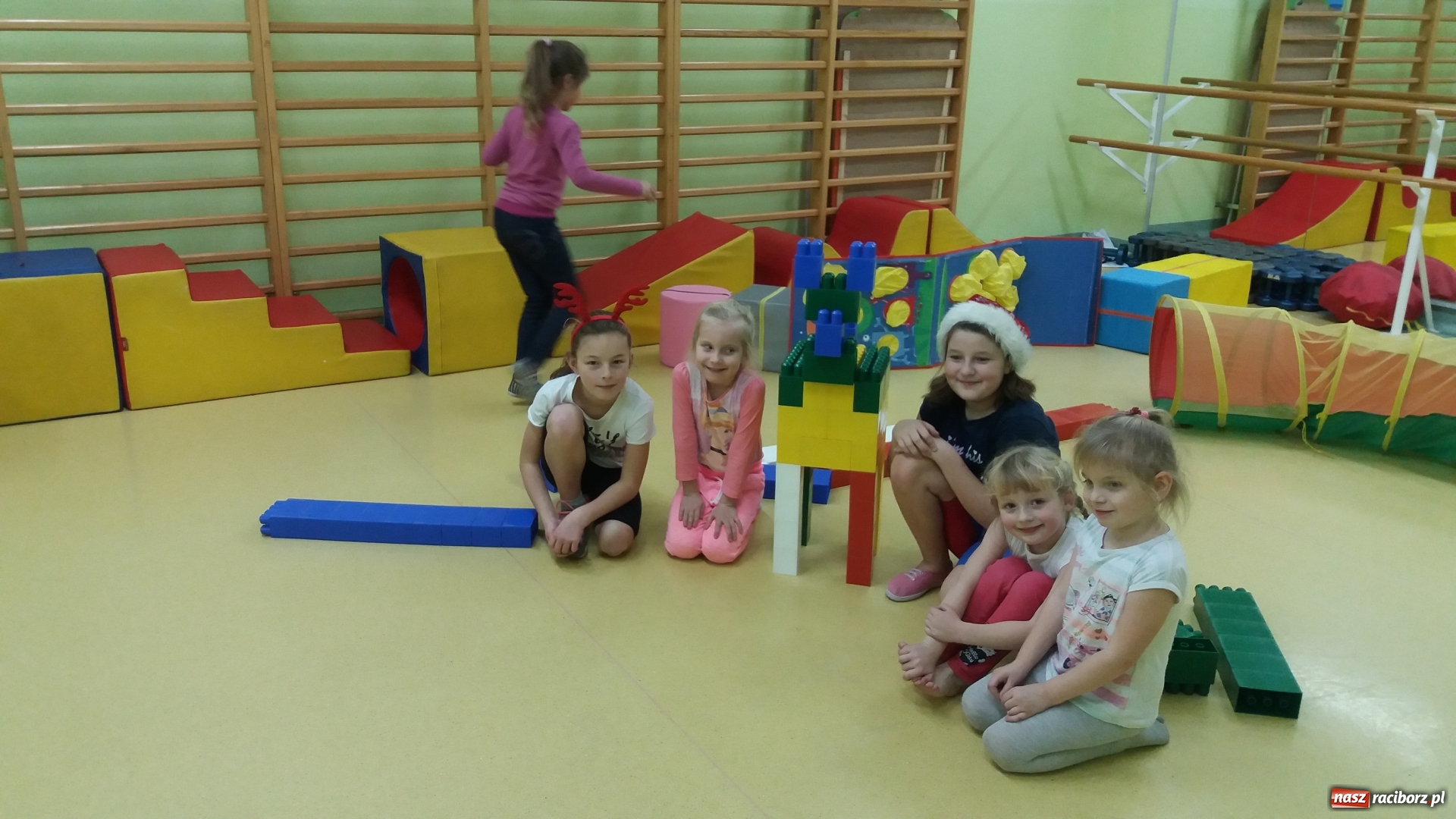 Zdjęcie w galerii na portalu naszraciborz.pl: Do Rudnika zawitał sportowy Mikołaj wiadomości z regionu