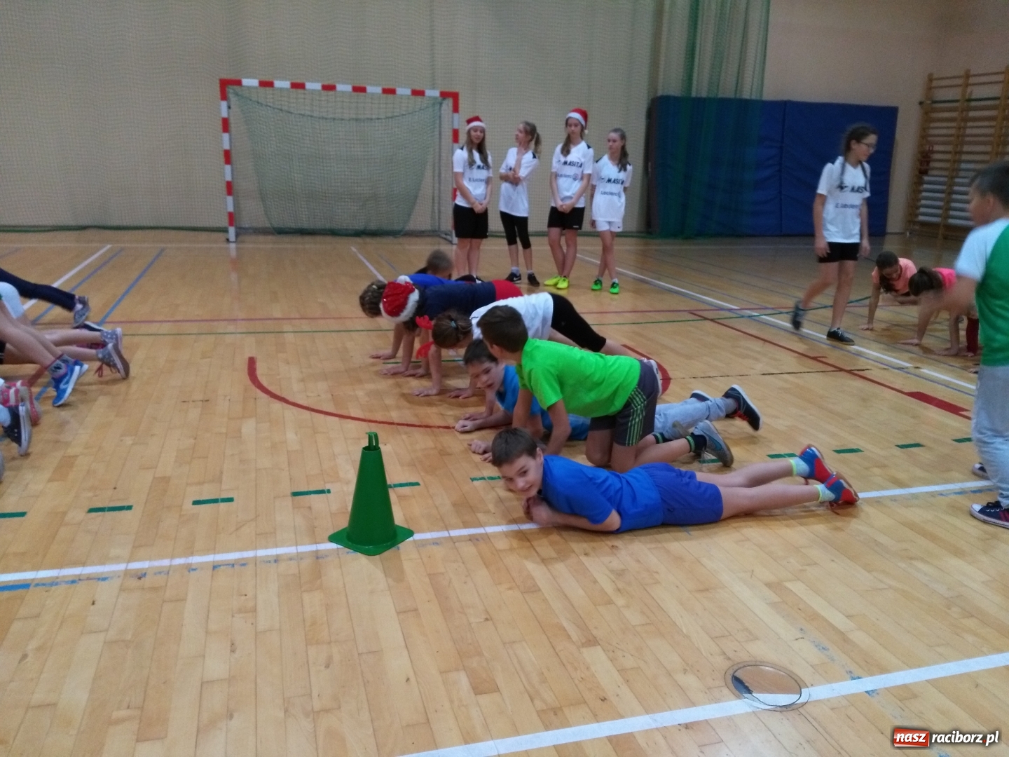 Zdjęcie w galerii na portalu naszraciborz.pl: Do Rudnika zawitał sportowy Mikołaj wiadomości z regionu