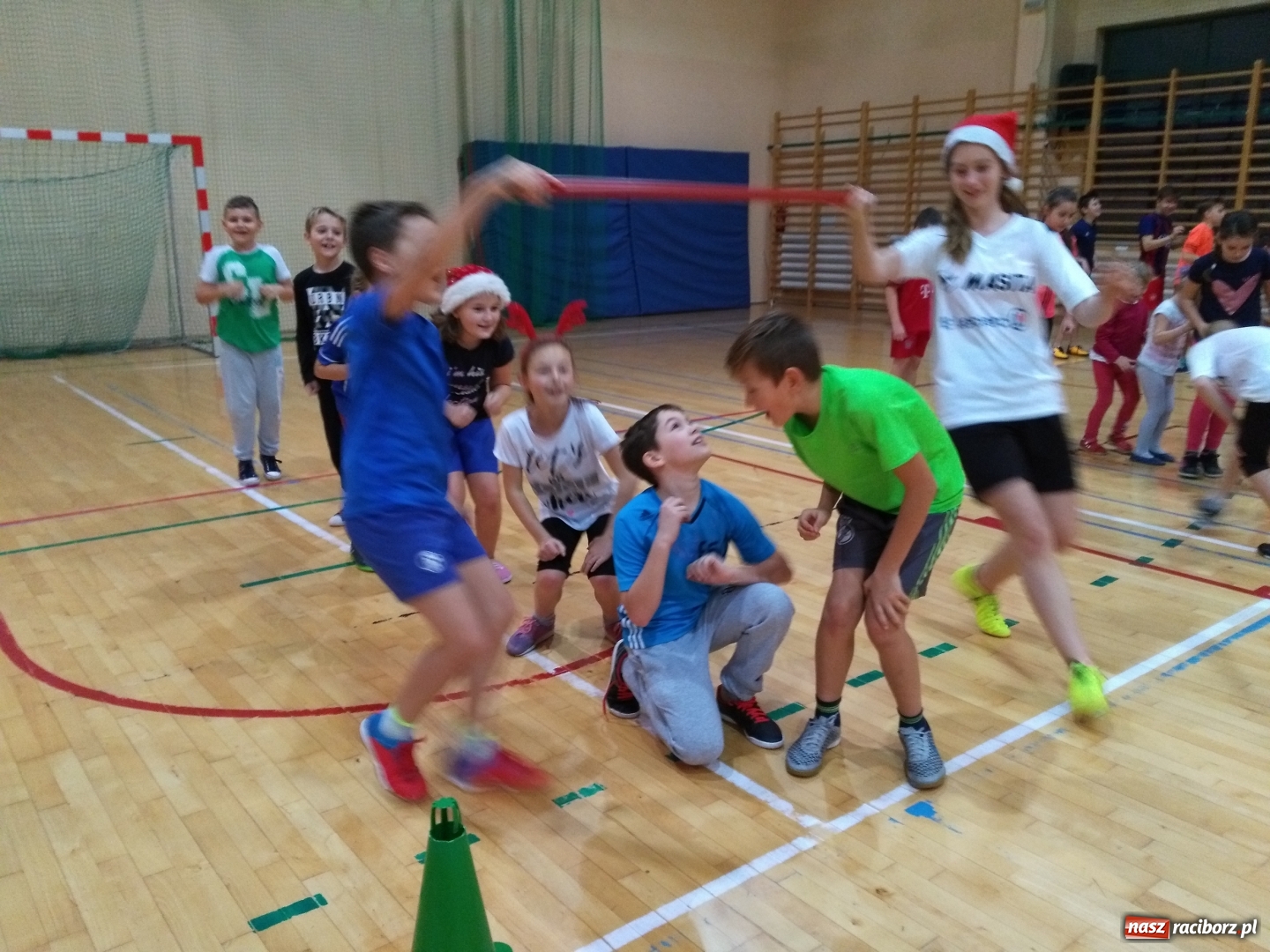 Zdjęcie w galerii na portalu naszraciborz.pl: Do Rudnika zawitał sportowy Mikołaj wiadomości z regionu