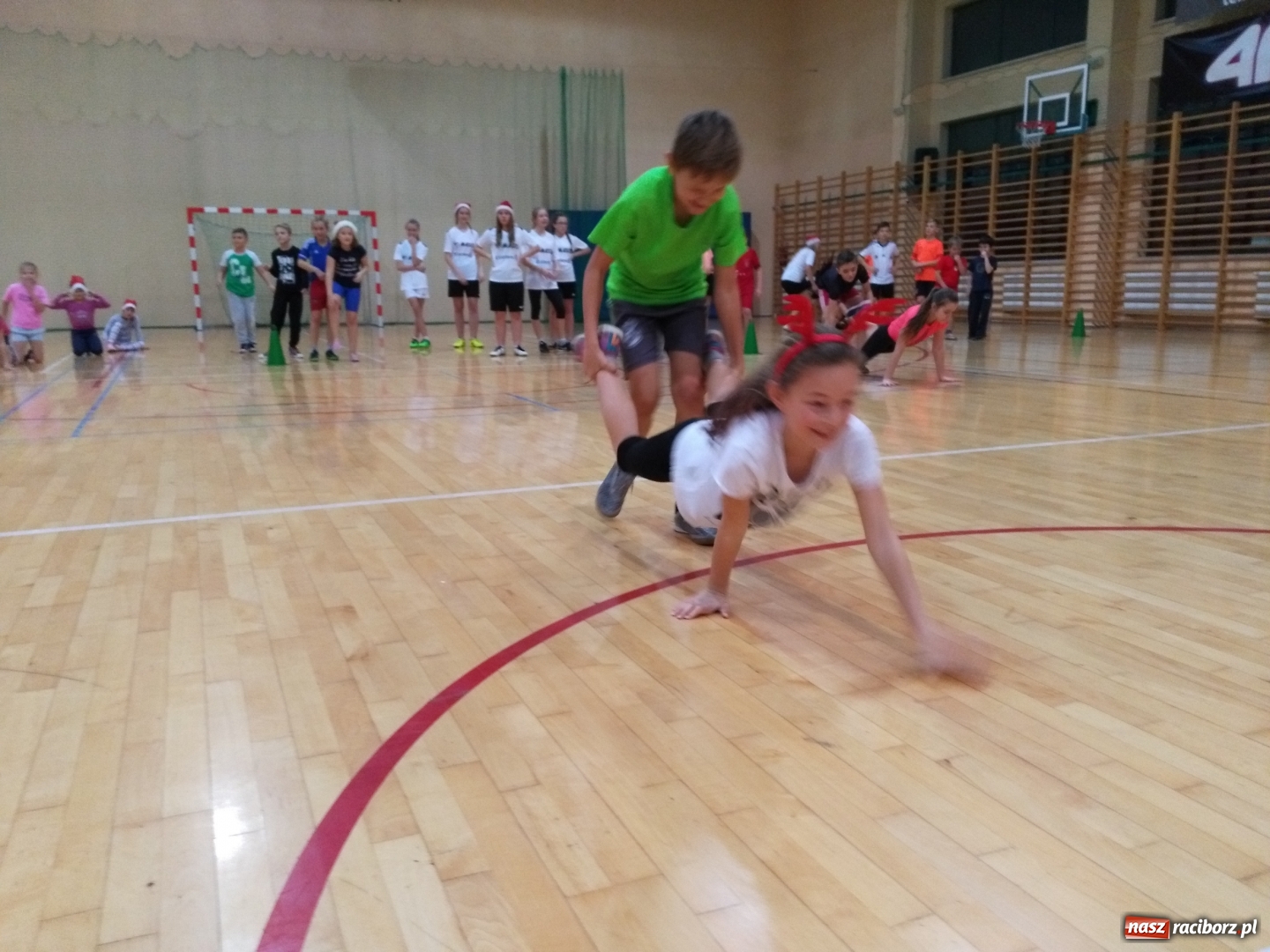 Zdjęcie w galerii na portalu naszraciborz.pl: Do Rudnika zawitał sportowy Mikołaj wiadomości z regionu