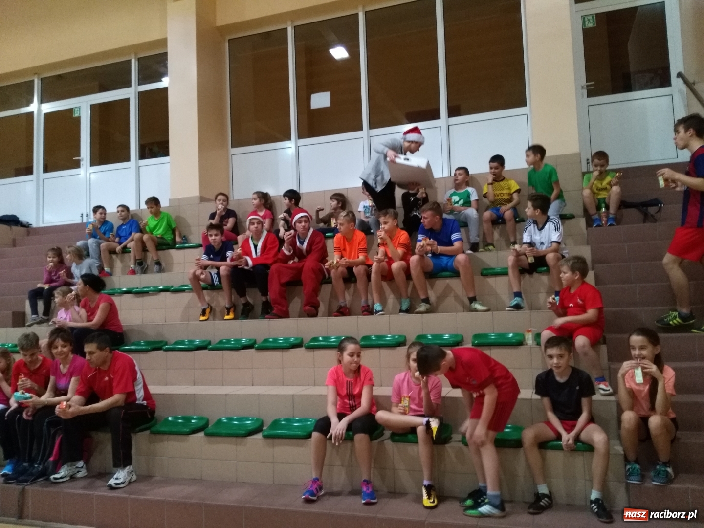 Zdjęcie w galerii na portalu naszraciborz.pl: Do Rudnika zawitał sportowy Mikołaj wiadomości z regionu