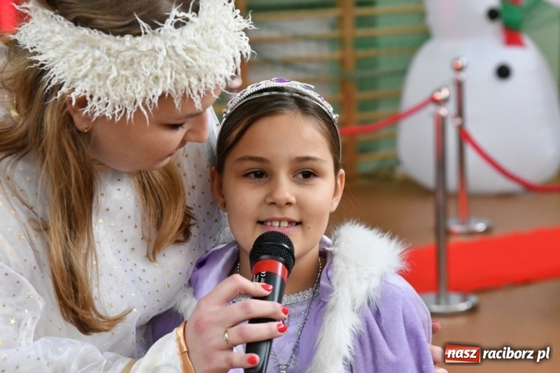 Zdjęcie w galerii na portalu naszraciborz.pl: Święty Mikołaj odwiedził dzieci pracowników Eko-Okien wiadomości z regionu