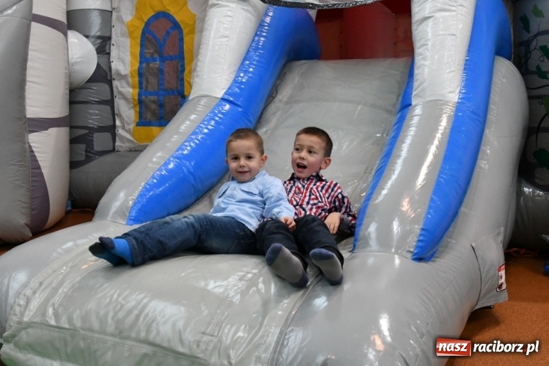 Zdjęcie w galerii na portalu naszraciborz.pl: Święty Mikołaj odwiedził dzieci pracowników Eko-Okien wiadomości z regionu