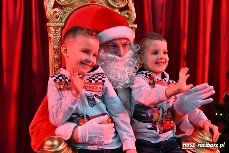 Zdjęcie w galerii na portalu naszraciborz.pl: Święty Mikołaj odwiedził dzieci pracowników Eko-Okien wiadomości z regionu