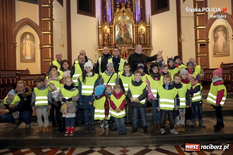Zdjęcie w galerii na portalu naszraciborz.pl: Policjanci, proboszcz i motocykliści rozdawali kamizelki odblaskowe wiadomości z regionu