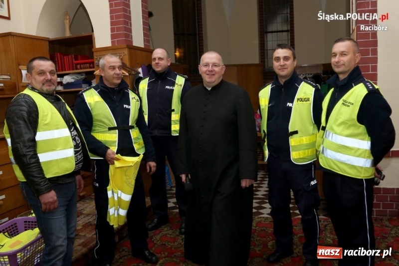 Zdjęcie w galerii na portalu naszraciborz.pl: Policjanci, proboszcz i motocykliści rozdawali kamizelki odblaskowe wiadomości z regionu