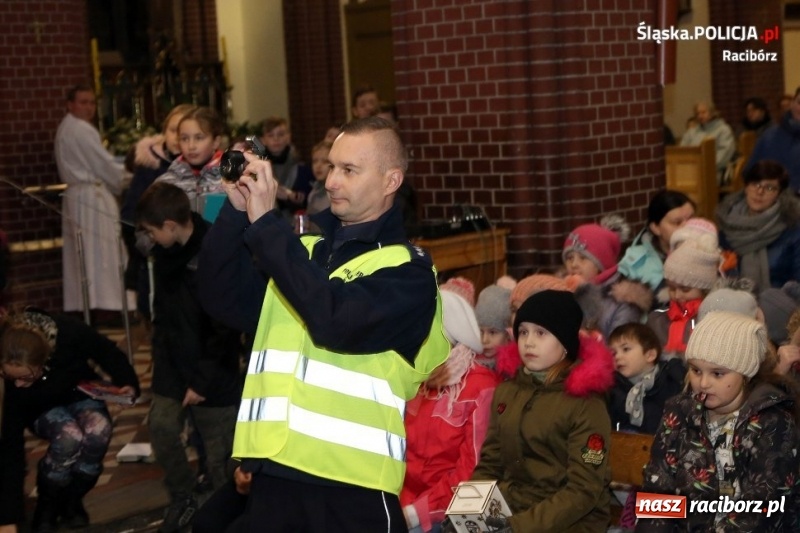 Zdjęcie w galerii na portalu naszraciborz.pl: Policjanci, proboszcz i motocykliści rozdawali kamizelki odblaskowe wiadomości z regionu