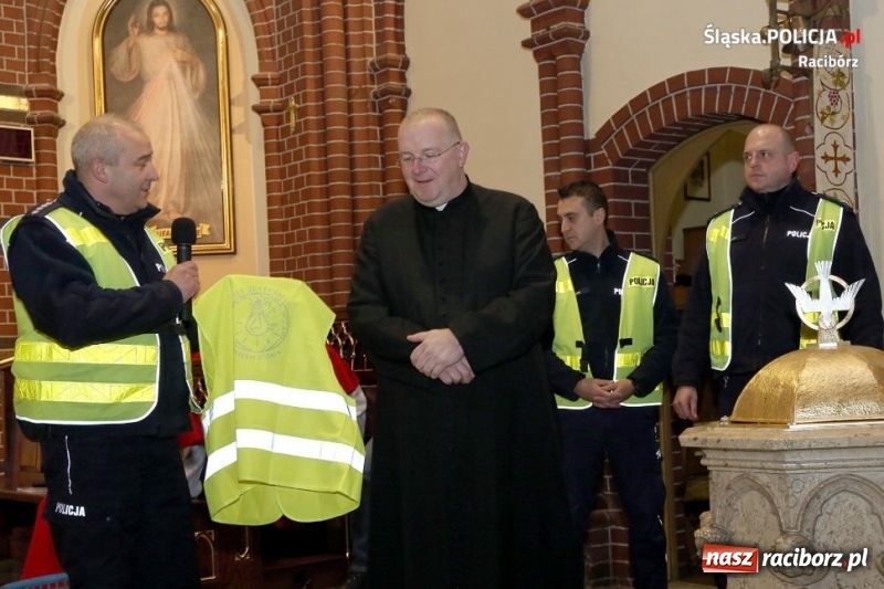 Zdjęcie w galerii na portalu naszraciborz.pl: Policjanci, proboszcz i motocykliści rozdawali kamizelki odblaskowe wiadomości z regionu