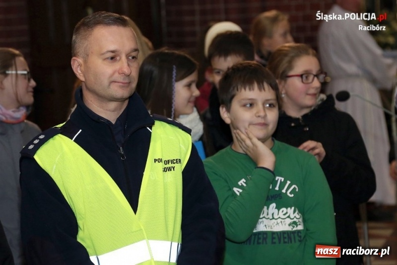 Zdjęcie w galerii na portalu naszraciborz.pl: Policjanci, proboszcz i motocykliści rozdawali kamizelki odblaskowe wiadomości z regionu