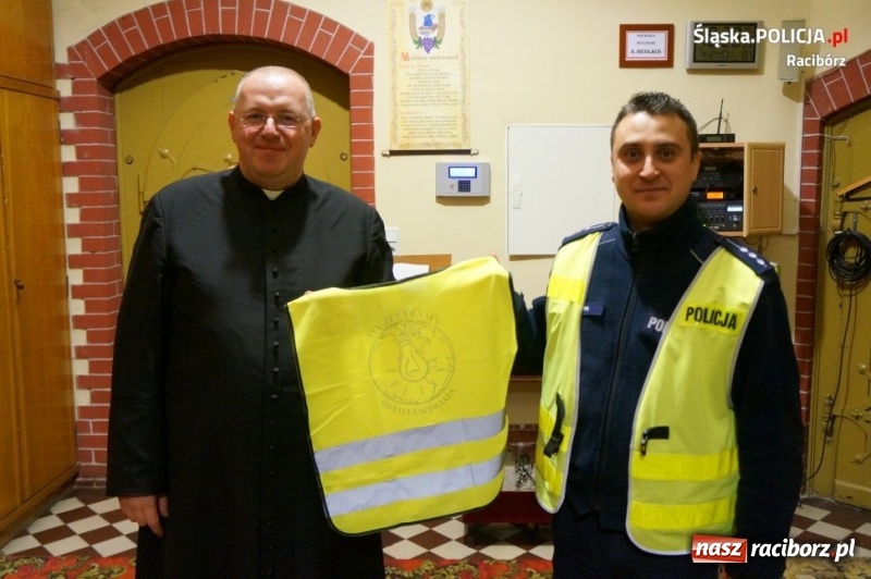 Zdjęcie w galerii na portalu naszraciborz.pl: Policjanci, proboszcz i motocykliści rozdawali kamizelki odblaskowe wiadomości z regionu