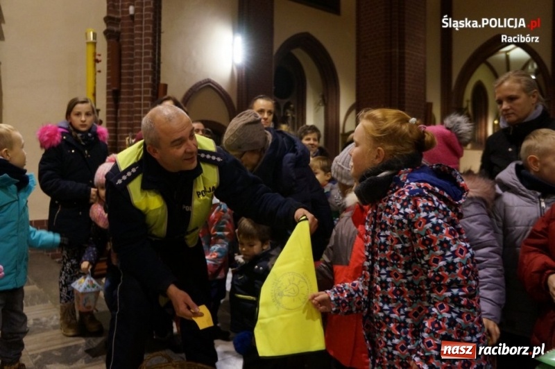 Zdjęcie w galerii na portalu naszraciborz.pl: Policjanci, proboszcz i motocykliści rozdawali kamizelki odblaskowe wiadomości z regionu