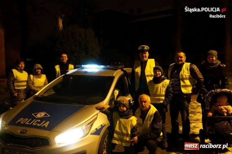 Zdjęcie w galerii na portalu naszraciborz.pl: Policjanci, proboszcz i motocykliści rozdawali kamizelki odblaskowe wiadomości z regionu
