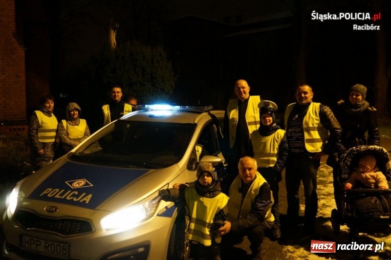 Zdjęcie w galerii na portalu naszraciborz.pl: Policjanci, proboszcz i motocykliści rozdawali kamizelki odblaskowe wiadomości z regionu