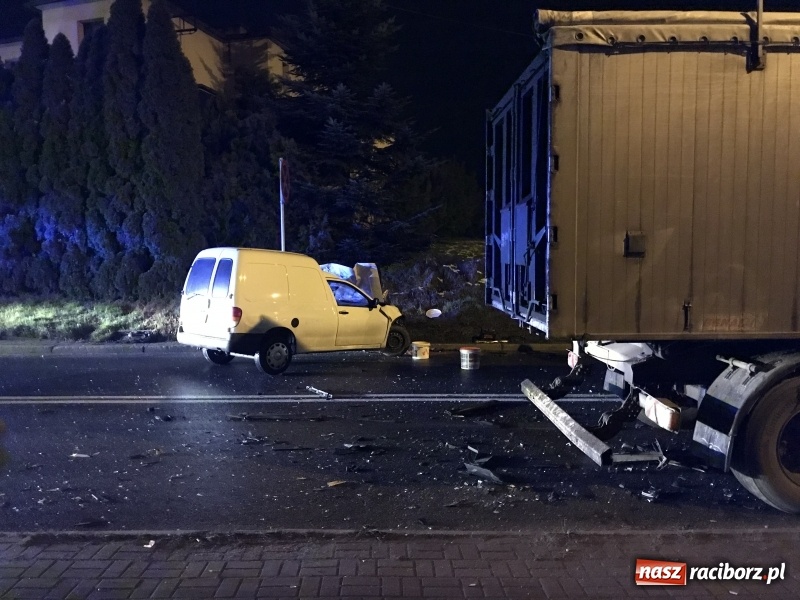 Zdjęcie w galerii na portalu naszraciborz.pl: Dostawczy seat wjechał w naczepę ciężarówki na Kozielskiej wiadomości z regionu