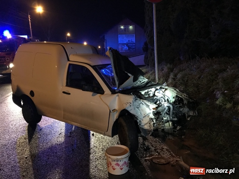 Zdjęcie w galerii na portalu naszraciborz.pl: Dostawczy seat wjechał w naczepę ciężarówki na Kozielskiej wiadomości z regionu