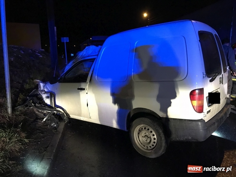 Zdjęcie w galerii na portalu naszraciborz.pl: Dostawczy seat wjechał w naczepę ciężarówki na Kozielskiej wiadomości z regionu