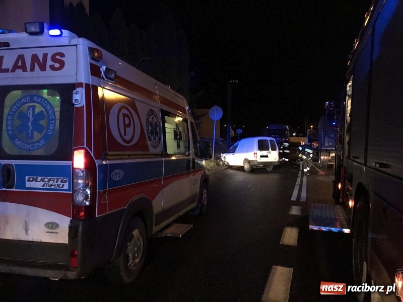 Zdjęcie w galerii na portalu naszraciborz.pl: Dostawczy seat wjechał w naczepę ciężarówki na Kozielskiej wiadomości z regionu