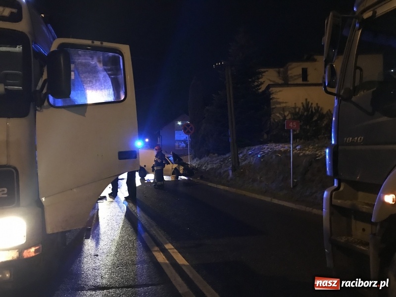 Zdjęcie w galerii na portalu naszraciborz.pl: Dostawczy seat wjechał w naczepę ciężarówki na Kozielskiej wiadomości z regionu