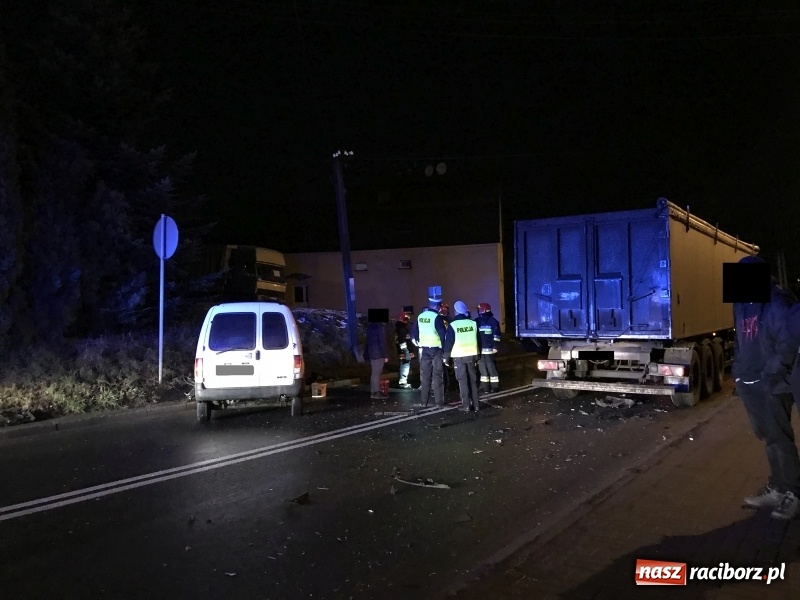 Zdjęcie w galerii na portalu naszraciborz.pl: Dostawczy seat wjechał w naczepę ciężarówki na Kozielskiej wiadomości z regionu