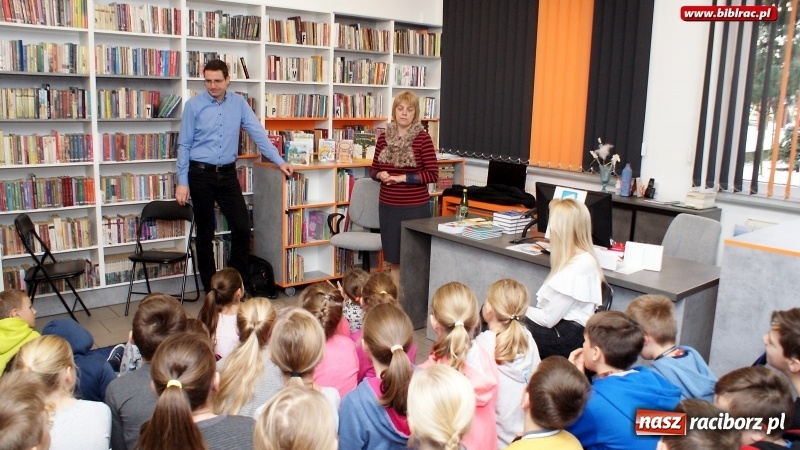 Zdjęcie w galerii na portalu naszraciborz.pl: Pisarz Paweł Beręsewicz spotkał się z czytelnikami w Markowicach wiadomości z regionu