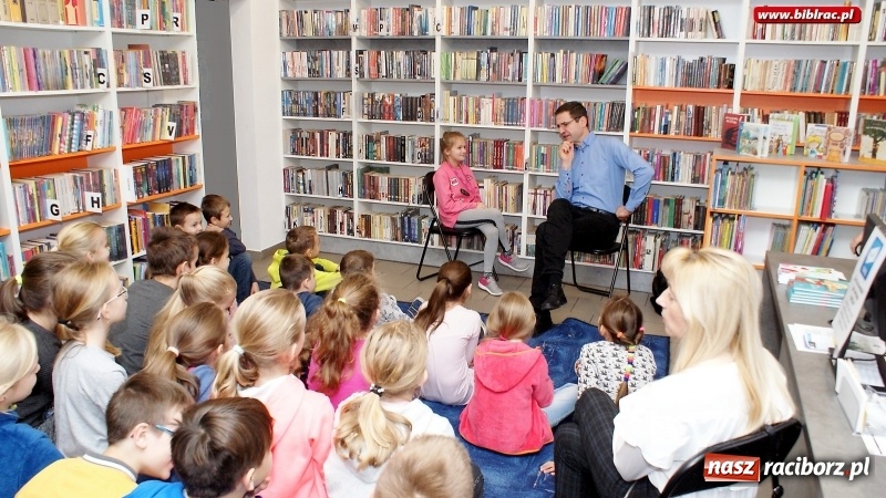Zdjęcie w galerii na portalu naszraciborz.pl: Pisarz Paweł Beręsewicz spotkał się z czytelnikami w Markowicach wiadomości z regionu