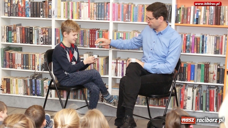 Zdjęcie w galerii na portalu naszraciborz.pl: Pisarz Paweł Beręsewicz spotkał się z czytelnikami w Markowicach wiadomości z regionu