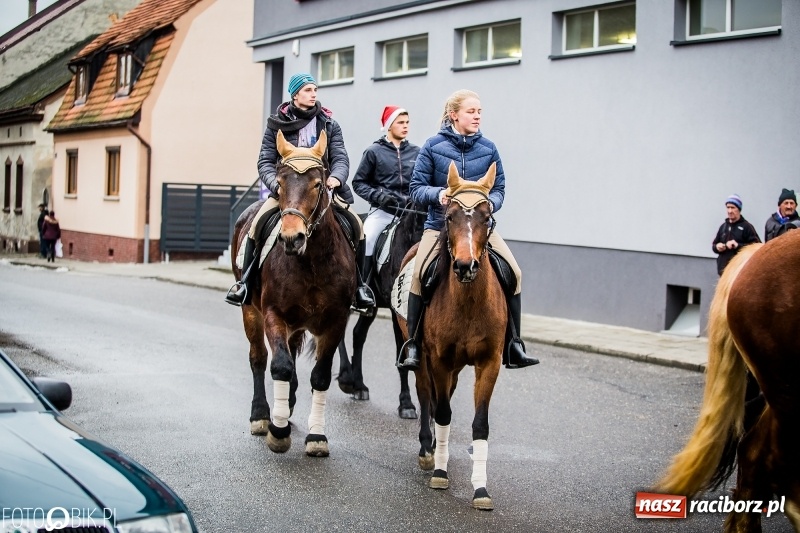 Zdjęcie w galerii na portalu naszraciborz.pl: Procesja konna przeszła przez Krzanowice wiadomości z regionu