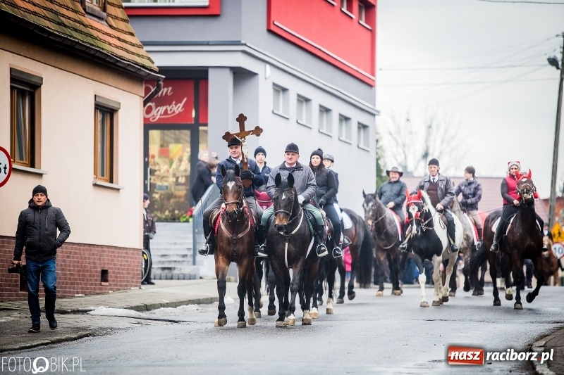 Zdjęcie w galerii na portalu naszraciborz.pl: Procesja konna przeszła przez Krzanowice wiadomości z regionu