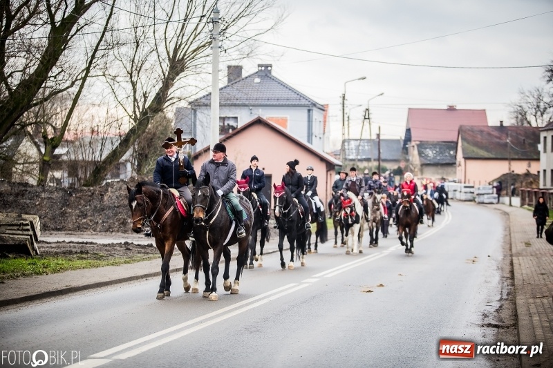 Zdjęcie w galerii na portalu naszraciborz.pl: Procesja konna przeszła przez Krzanowice wiadomości z regionu