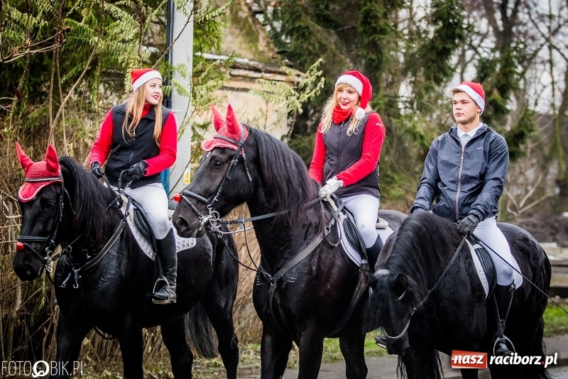 Zdjęcie w galerii na portalu naszraciborz.pl: Procesja konna przeszła przez Krzanowice wiadomości z regionu