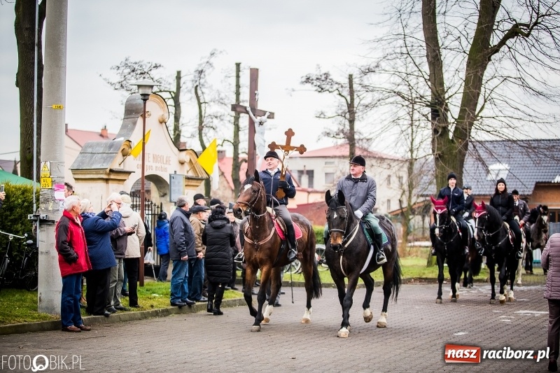 Zdjęcie w galerii na portalu naszraciborz.pl: Procesja konna przeszła przez Krzanowice wiadomości z regionu
