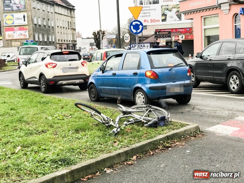 Zdjęcie w galerii na portalu naszraciborz.pl: Potrącenie rowerzysty na Opawskiej wiadomości z regionu